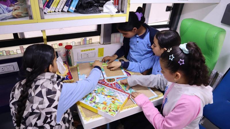 المكتبة المتنقلة تواصل رسالتها التثقيفية ضمن حملة ”أقرأ .. فكر لمستقبل أفضل”..