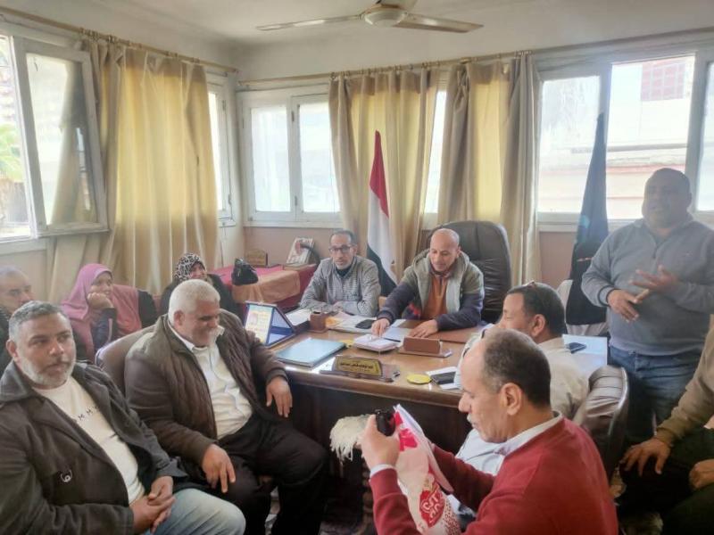 اسماعيل ...خلال الاجتماع الشهرى بمديرى الجمعيات اليوم لابد من الالتزام بمساحة الارز المحدده لكل جمعيه .