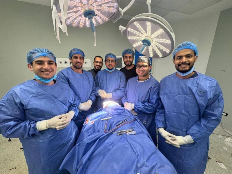 فريق طبى بمستشفى سوهاج الجامعى ينجح في انقاذ بصر طفل باستخراج جسم غريب بطول 10 سم من محجر العين