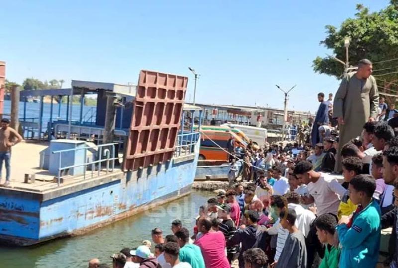 محملة بالركاب.. سقوط سيارة (تمناية) من عبارة نهرية داخل مياه النيل في المراغة بسوهاج