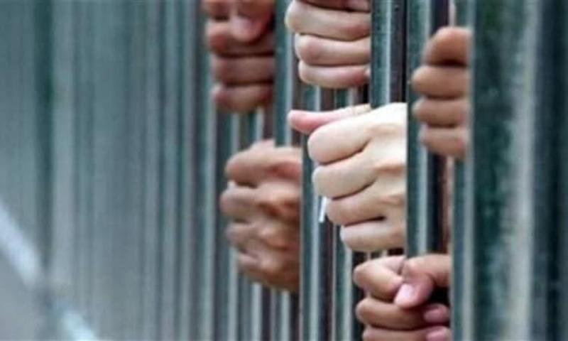 المشدد 5 سنوات لـ3 متهمين بإحراز سلاح ناري وإصابة أحد الأشخاص في العسيرات