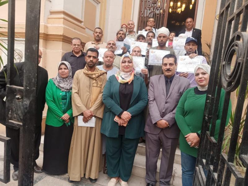 أمانة محافظة سوهاج لجنة التواصل الشعبى والجماهير  كرمت عدد ١٥ عامل بمركز ومدينة سوهاج