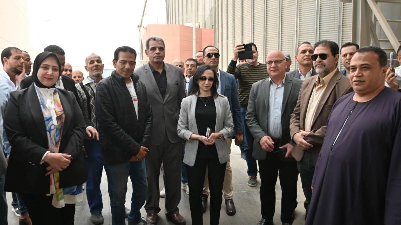 محافظ البحيرة تتفقد صوامع تخزين القمح بزاوية غزال بمركز دمنهور