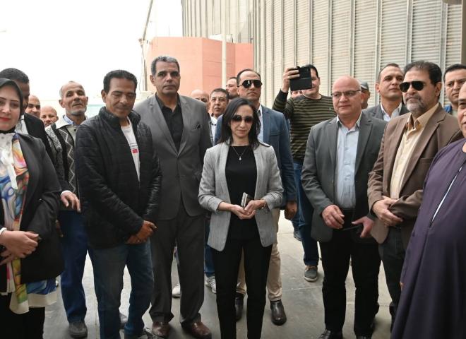 محافظ البحيرة تتفقد صوامع تخزين القمح بزاوية غزال بمركز دمنهور
