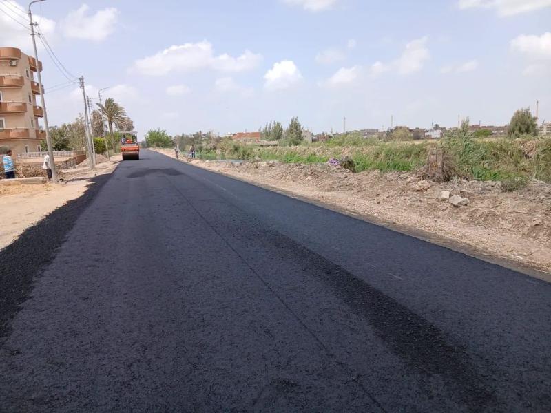 متابعة ميدانية لمشروعات البنية التحتية بالبحيرة ..   رصف طريقين بالرحمانية بطول 2.9 كم لتحسين السيولة المرورية