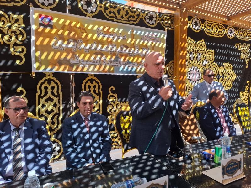 رئيس مدينة حوش عيسي ومدير الإدارة ونقيب المعلمين  ” كرموا الطلبة المتفوقين و حفظة القرآن الكريم  بمدرسة جلال قريطم الإعدادية  ..