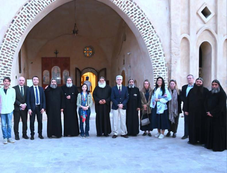 فى ختام جولة إستمرت على مدار اليوم ..    محافظ البحيرة ووفد الإتحاد الأوروبي فى زيارة لدير الأنبا بيشوي بوادي النطرون