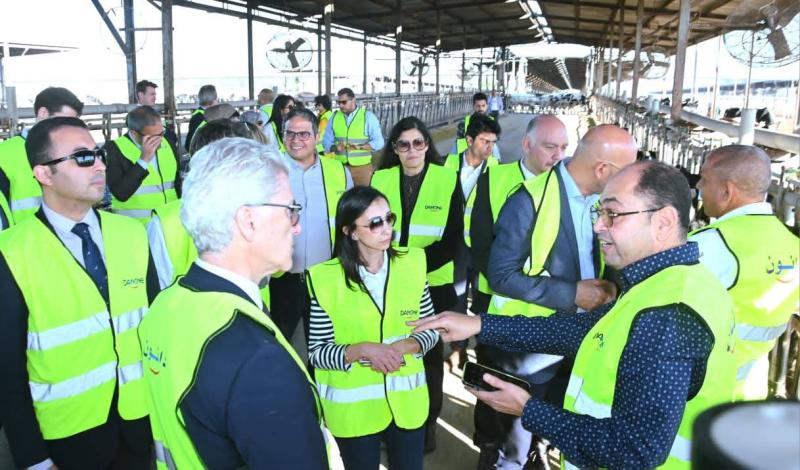 محافظ البحيرة ووفد الإتحاد الأوروبي فى زيارة لمزرعة “دانون” بأبو المطامير