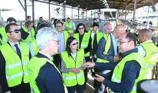 محافظ البحيرة ووفد الإتحاد الأوروبي فى زيارة لمزرعة “دانون” بأبو المطامير