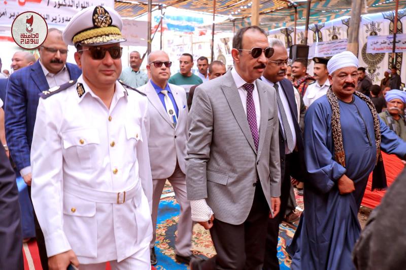 محافظ سوهاج يشهد صلح أبناء العمومة من عائلة ”العضايمة ” بقرية الصوامعة غرب بطهطا