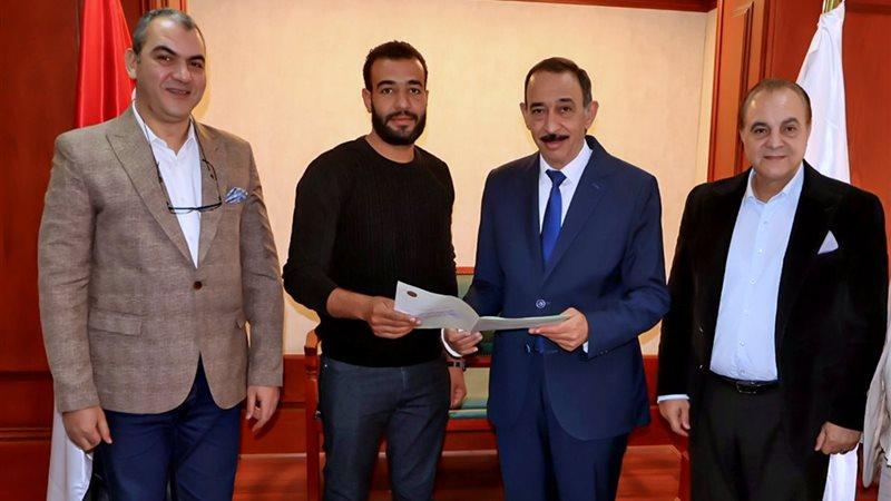 محافظ سوهاج يسلم أول عقدين لتقنين أراضي أملاك الدولة عبر المنصة الوطنية