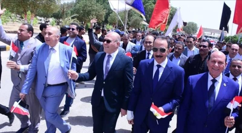 أعلام مصر تزين مسيرة وطنية يتقدمها محافظ سوهاج ورئيس الجامعة احتفالًا بتحرير سيناء