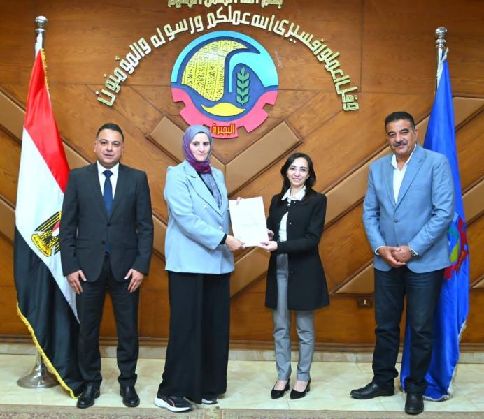وسط فرحة كبيرة وللمرة الثانية خلال وقت قياسي   محافظ البحيرة تسلّم عقود تقنين أوضاع اليد على أراضي أملاك الدولة وفقاً للقانون رقم ١٦٨ لسنة ٢٠٢٥
