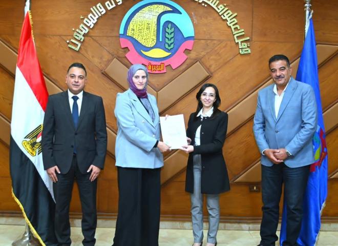 وسط فرحة كبيرة وللمرة الثانية خلال وقت قياسي   محافظ البحيرة تسلّم عقود تقنين أوضاع اليد على أراضي أملاك الدولة وفقاً للقانون رقم ١٦٨ لسنة ٢٠٢٥