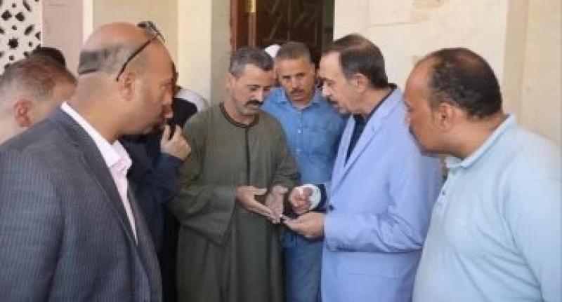 محافظ سوهاج يلتقي المواطنين لبحث مطالبهم عقب أدائه صلاة الجمعة