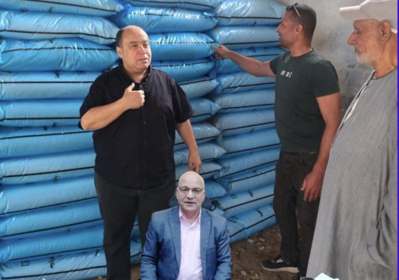 مدير تعاون كوم حمادة يتابع وصول الأسمدة المدعمة للمنفذ