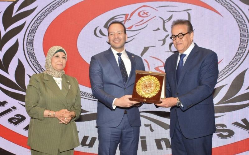 وزير الصحة والسكان يكرم وكيل وزارة الصحة بالبحيره