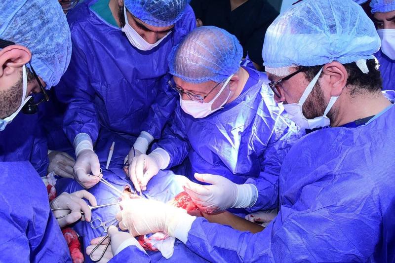فريق طبي يقوده رئيس جامعة سوهاج.. ينقذ زراع شاب عشريني من إصابته بالشلل عقب تعرضه لحادث مروع