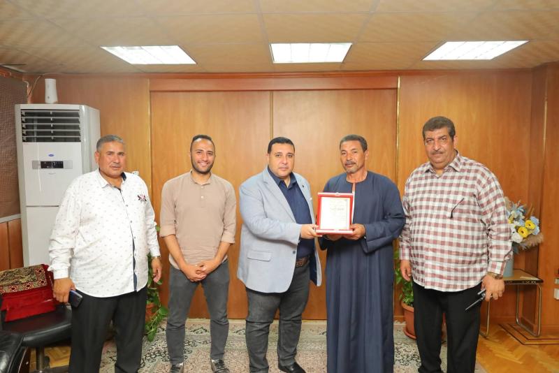 بعد معاناة استمرت 8 سنوات.. أهالي عزبة الحصة بدمنهور يكرمون رئيس مياه البحيرة تقديراً لإنهاء أزمة ضعف وانقطاع المياه
