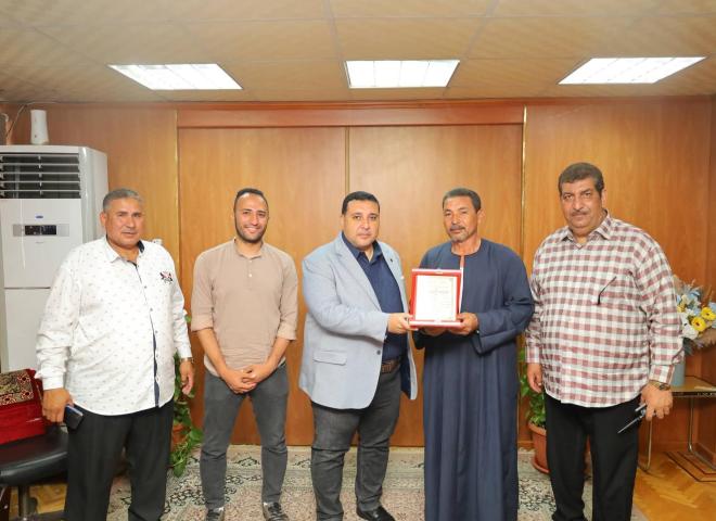 بعد معاناة استمرت 8 سنوات.. أهالي عزبة الحصة بدمنهور يكرمون رئيس مياه البحيرة تقديراً لإنهاء أزمة ضعف وانقطاع المياه