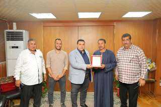 بعد معاناة استمرت 8 سنوات.. أهالي عزبة الحصة بدمنهور يكرمون رئيس مياه البحيرة تقديراً لإنهاء أزمة ضعف وانقطاع المياه