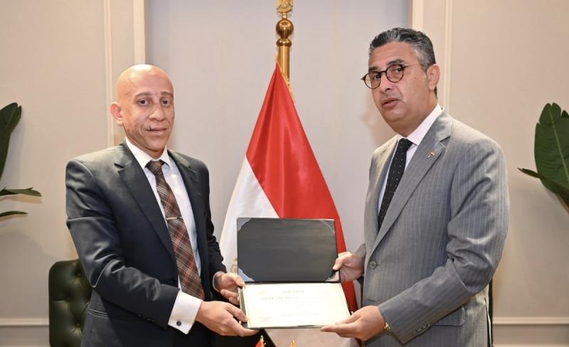 الدكتور شريف فاروق يكرم مفتش تموين بالإسكندرية تقديرًا لجهوده الرقابية المتميزة خلال إجازة عيد الأضحى المبارك .