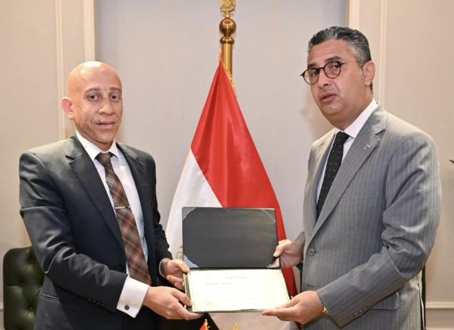 الدكتور شريف فاروق يكرم مفتش تموين بالإسكندرية تقديرًا لجهوده الرقابية المتميزة خلال إجازة عيد الأضحى المبارك .