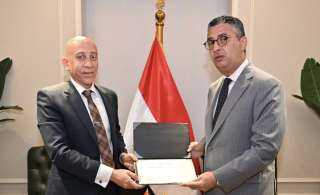 الدكتور شريف فاروق يكرم مفتش تموين بالإسكندرية تقديرًا لجهوده الرقابية المتميزة خلال إجازة عيد الأضحى المبارك .