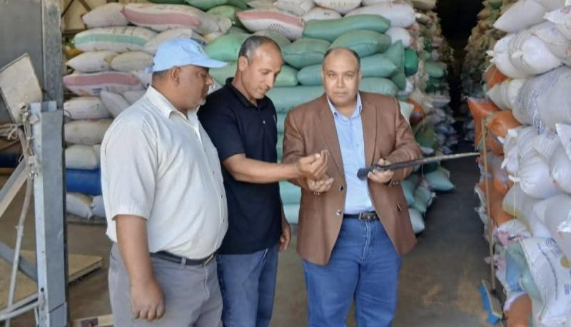 مدير إدارة التعاون يتابع أعمال الشون بكوم حمادة