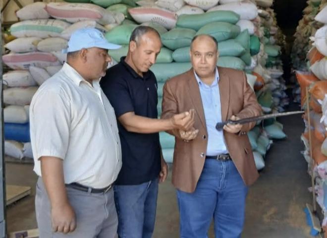مدير إدارة التعاون يتابع أعمال الشون بكوم حمادة