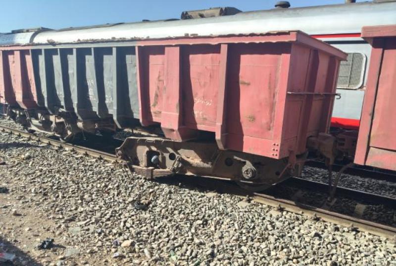 خروج عربة قطار بضائع عن القضبان بمحطة طهطا وإيقاف حركة القطارات