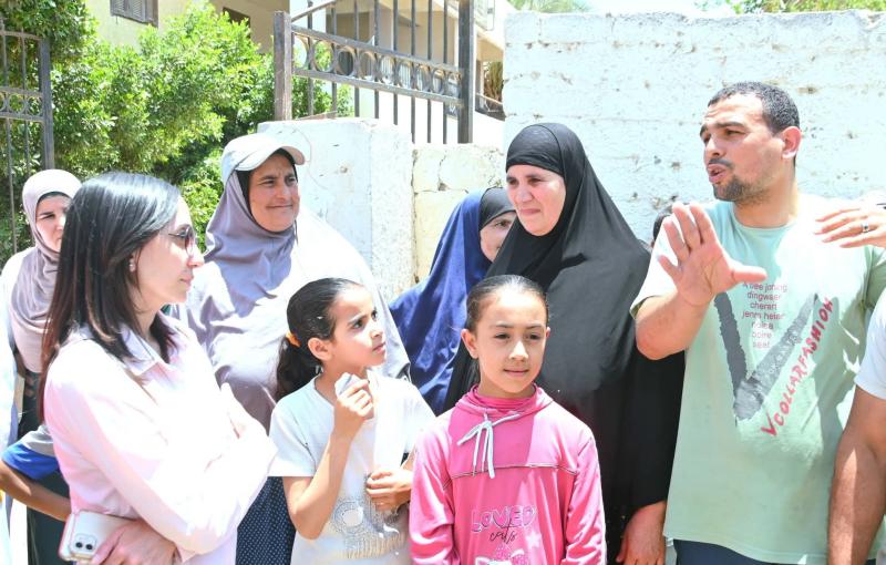محافظ البحيرة تتفقد وحدة طب الأسرة بقرية حرارة وتلتقى بعدد من المواطنين بشوارع القرية