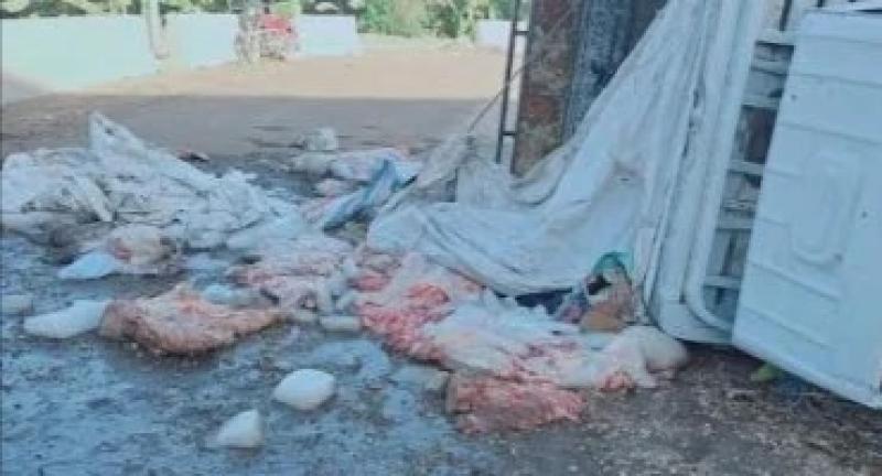 انقلاب سيارة نقل بسوهاج يكشف لحوماً مجهولة المصدر