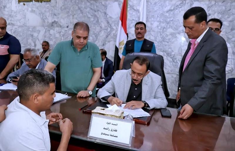 محافظ سوهاج يعقد لقاءً جماهيرياً أسبوعياً لمناقشة مطالب المواطنين