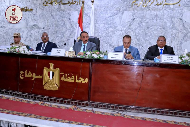 محافظ سوهاج يترأس المجلس التنفيذي ويوجه بتوحيد أجور العاملين بالسركي والعقود وفقا لأعلى أجر على مستوى مراكز المحافظة