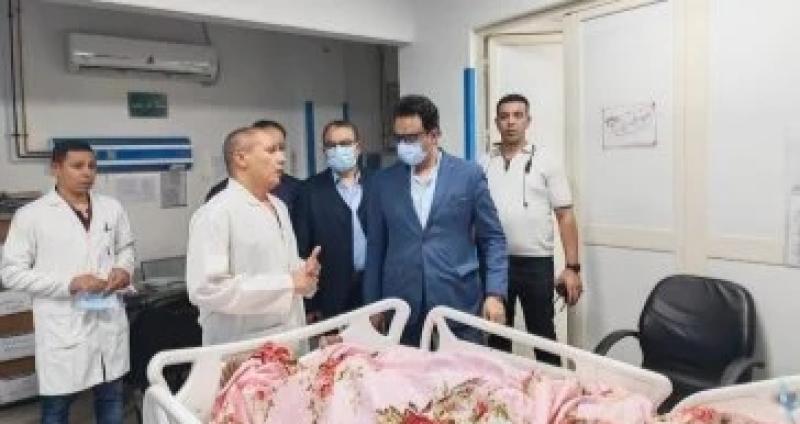 وكيل وزارة الصحة بسوهاج يزور ممرضة ومولودتها إثر إصابتها فى حريق
