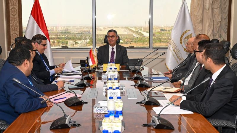 الدكتور شريف فاروق وزير التموين والتجارة الداخلية يلتقي رئيس الشعبة العامة للمخابز لبحث تطوير منظومة الخبز وتعزيز كفاءة الدعم .
