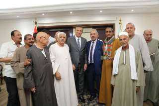 وزير الزراعة يلتقي قيادات التعاونيات الزراعية وممثلي الفلاحين لبحث آليات منظومة الأسمدة ودعم مبادرة ”القرية المنتجة”