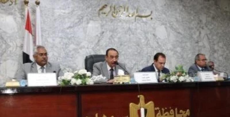 محافظ سوهاج بوجه بضرورة التعامل الفورى مع شكاوى المواطنين