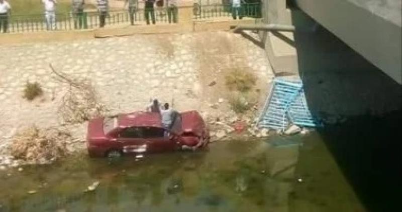 إصابة 3 شباب فى انقلاب سيارة ملاكى بترعة نجع حمادى بطهطا