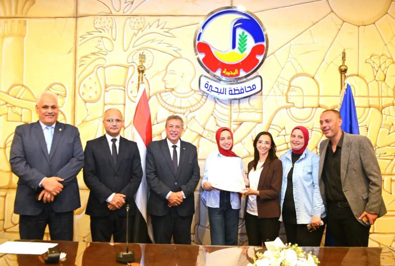 في إحتفالية مميزة بمجمع دمنهور للثقافة والفنون  محافظ البحيرة تكرّم أوائل الشهادة الإعدادية وتؤكد: أنتن نماذج مضيئة للتفوق وصُنّاع لمستقبل الوطن