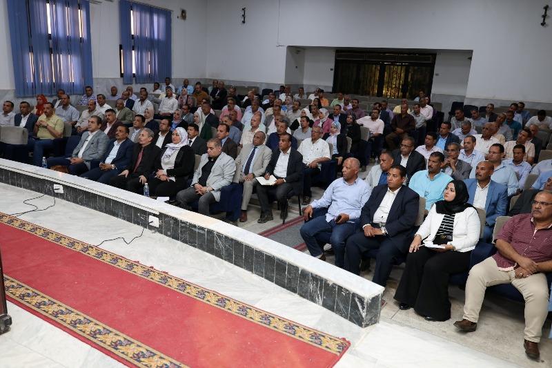 محافظ سوهاج يلتقى رؤساء ونواب الوحدات المحلية الجدد عقب حركة التنقلات الأخيرة