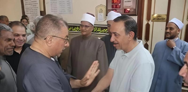 محافظ سوهاج يلتقى عددا من المواطنين عقب صلاة الجمعة للاستماع إلى مطالبهم