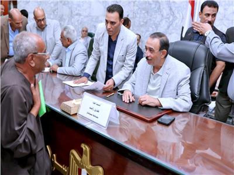 محافظ سوهاج يعقد اللقاء الجماهيري الأسبوعي لحل مشكلات المواطنين