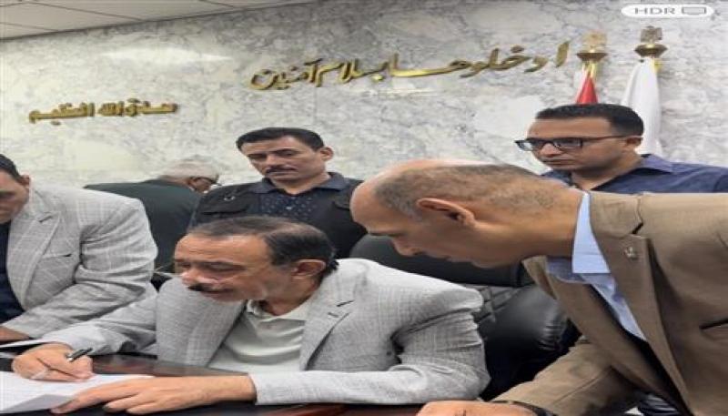 محافظ سوهاج يستجيب لطلب فتاة من ذوي الهمم بلغة الإشارة ويوجه بتوفير مصدر رزق لها