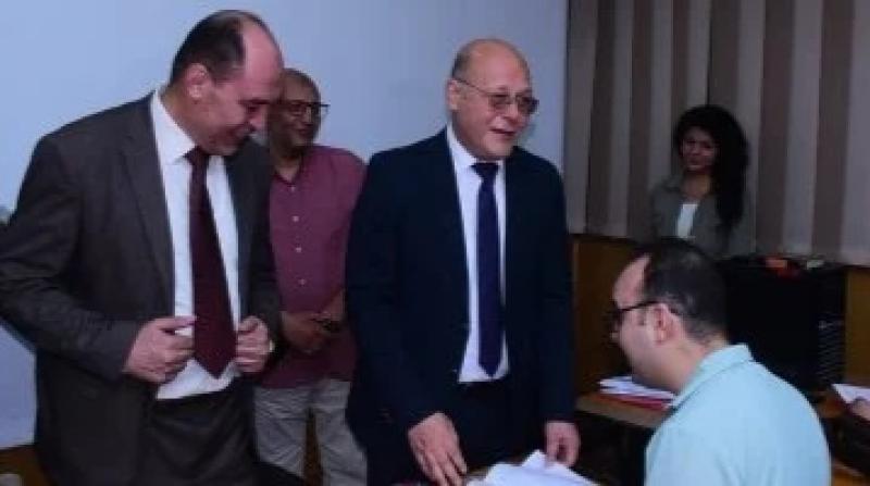 رئيس جامعة سوهاج يتفقد امتحانات الدراسات العليا بكلية الدراسات والبحوث البيئية