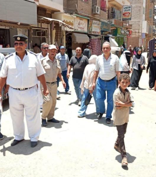 حملات مكثفة بجرجا لغلق المحال غير المرخصة.. والوحدة المحلية تناشد أصحاب المنشآت بتوفيق أوضاعهم