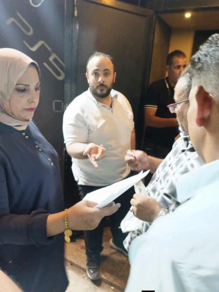 حملة مكبرة لغلق وتشميع المحلات المخالفة ومراجعة التراخيص بحي شرق سوهاج