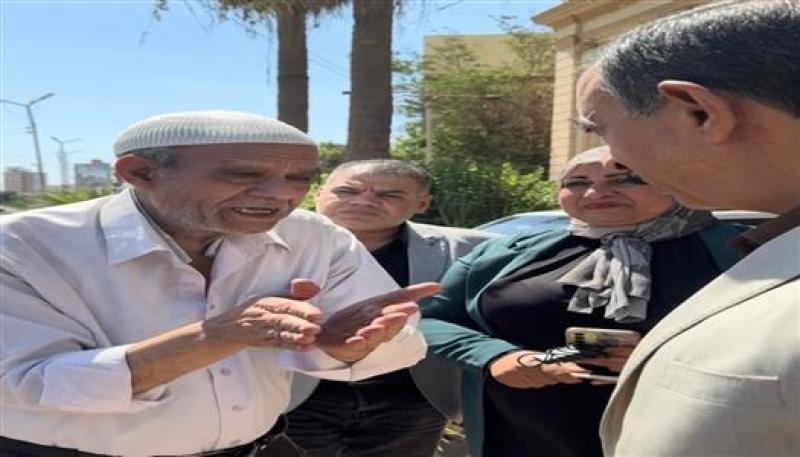 محافظ سوهاج يستجيب لمواطن استوقفه بالشارع اصطحبه بنفسه وحل مشكلته