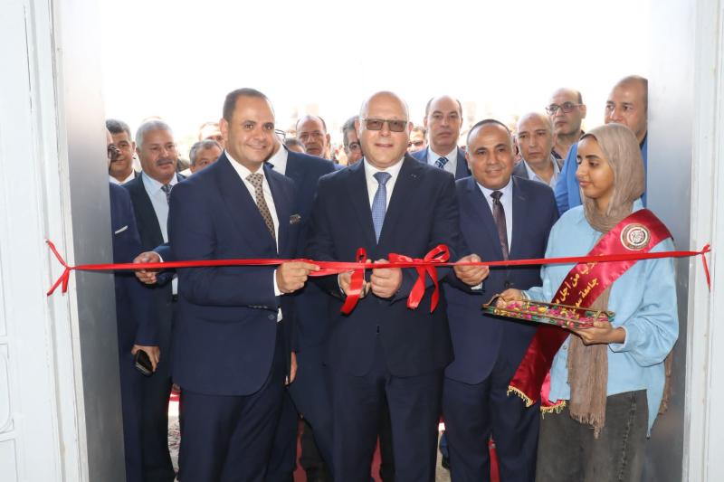 النعماني يوثق أول معاملة رسمية بمكتب الشهر العقاري الجديد بعد افتتاحه بجامعةسوهاج
